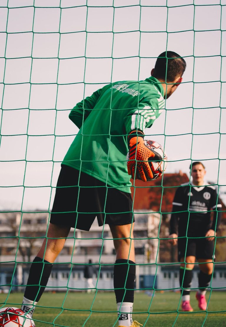 What Modern Premier League Goalkeepers Actually Look for in Their Gloves